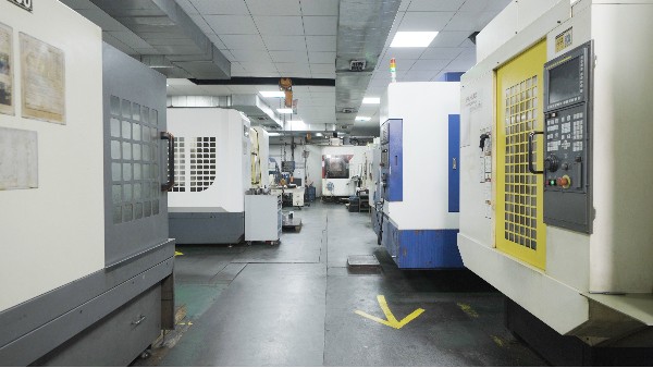 聚氨酯注塑讓汽車(chē)“瘦身”50%:減重不減剛度的黑科技