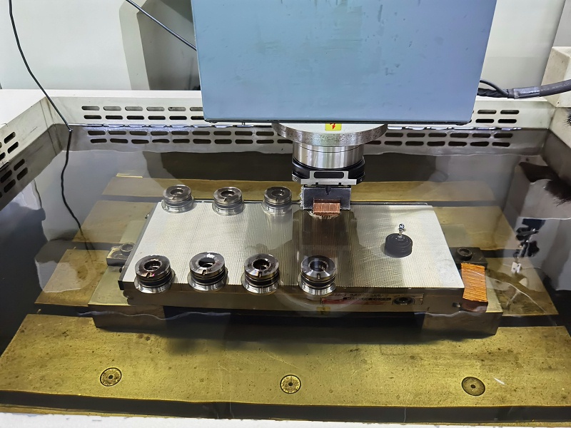 LED導光柱調(diào)焦透鏡燈注塑模具加工