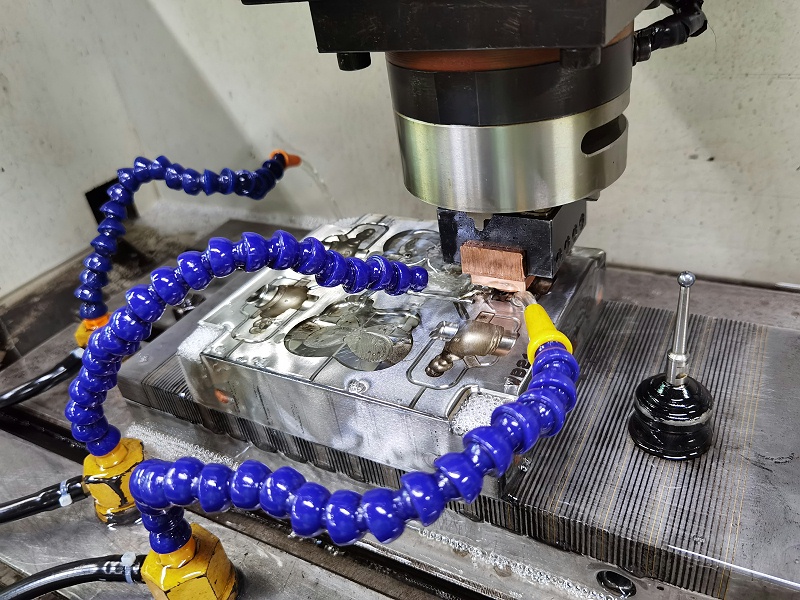 LED導光柱調(diào)焦透鏡燈注塑模具加工